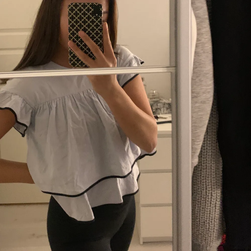 Super fin blå blus från Zara. Köpt för 349, säljer för 90kr💖 Storlek S. Toppar.