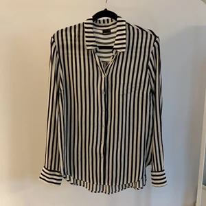 Randig skjorta - Svart- och vitrandig skjorta från Gina tricot. Storlek 36 och oversize passform så passar också 38. I nyskick.