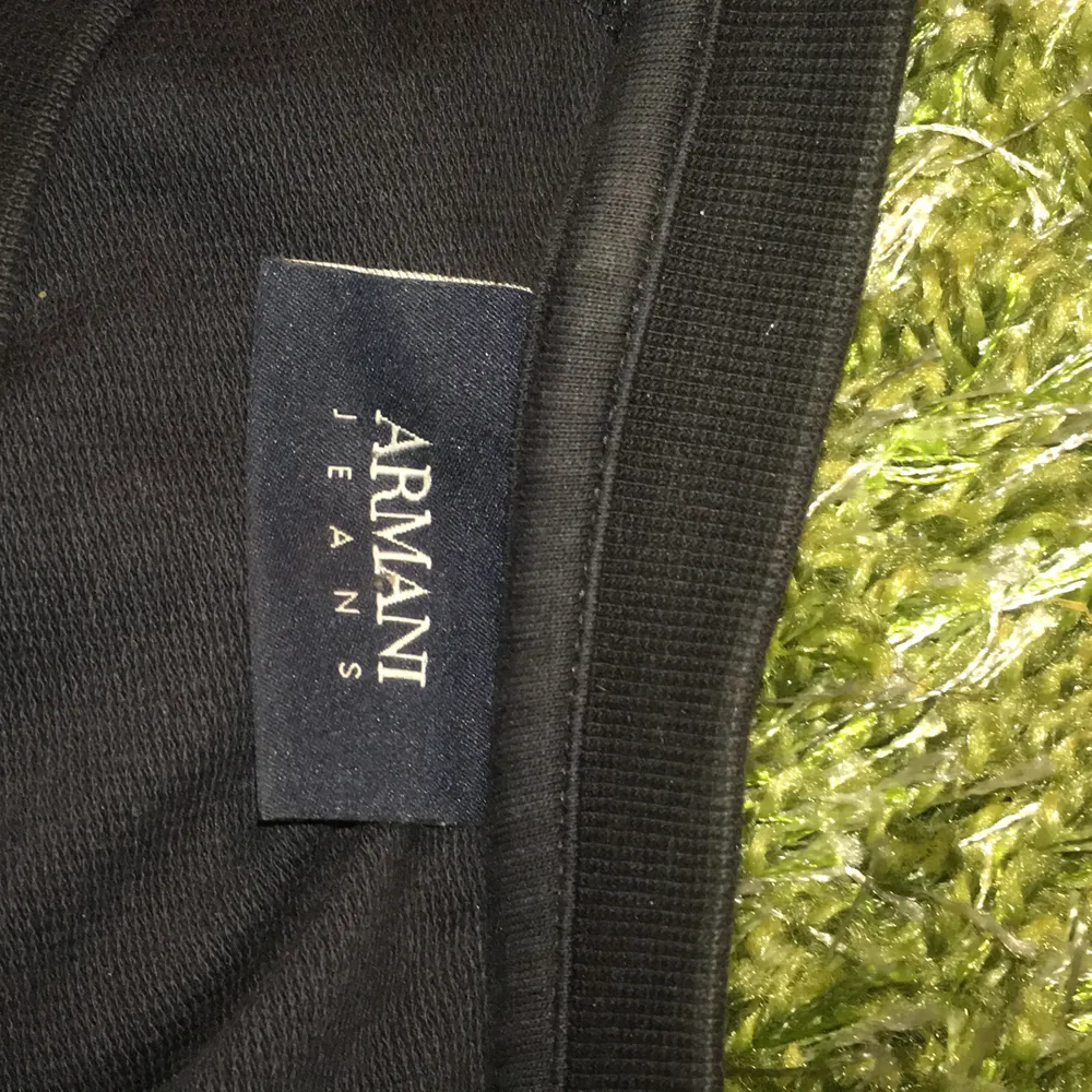 Väldigt mörkblå Armani jeans tröja, Köpare står för frakt. Tröjor & Koftor.