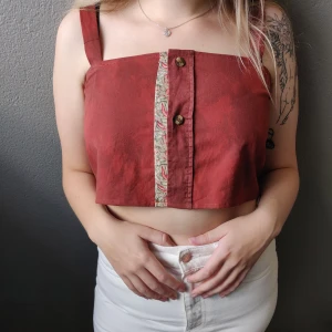 Button Up Top  - Croppad top i storlek M-L. Fraktkostnad på 22kr tillkommer. ✨