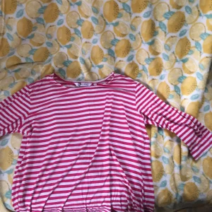 Råsa/vit tröja i bra skick - En fin tröja som är ganska o använd !