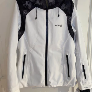 skidjacka everest - säljer min suuperfina skidjacka som har blivit för liten⭐️ endast använd en vecka. storlek 36. 66kr för frakt!