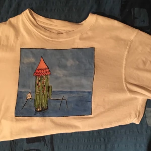 Mumin tröja - TILL SALU!! Mumin tröja målad av mig. Tvättar i 40 grader💕                                                                  Frakt tillkommer på 40kr!!