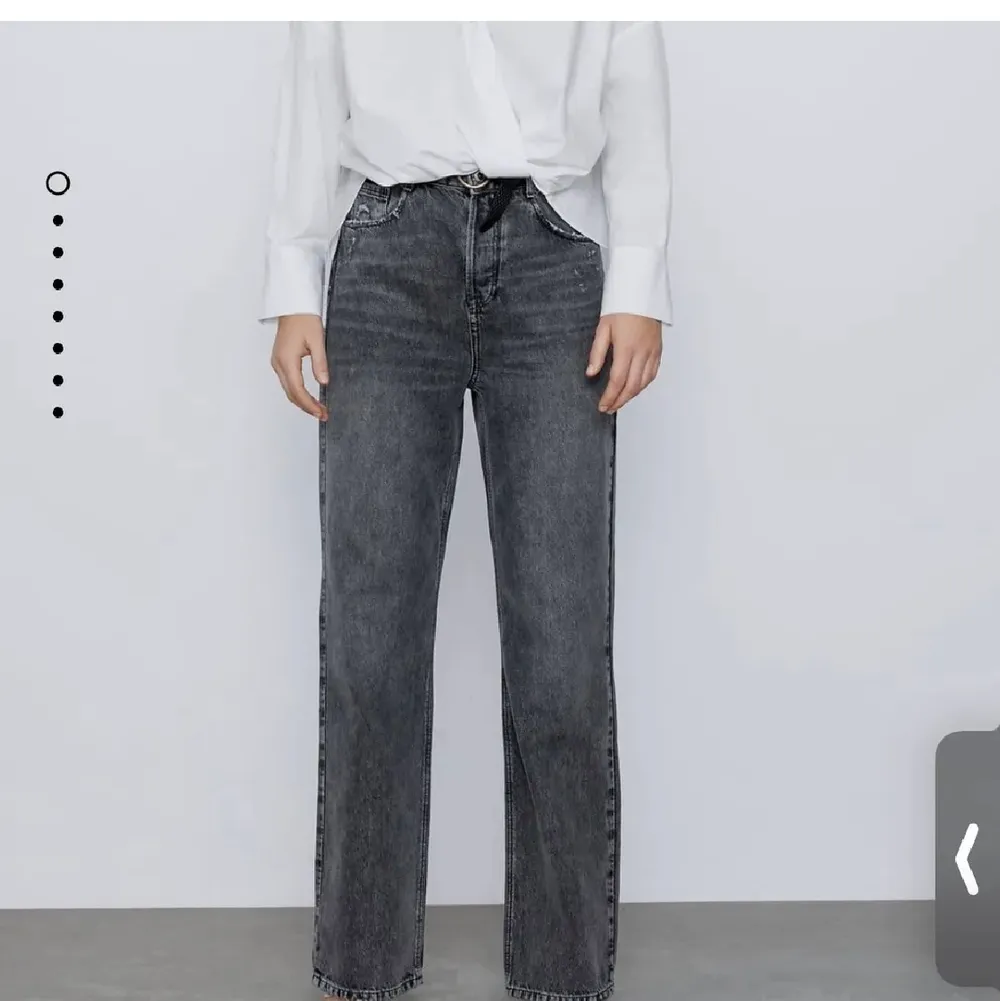 Säljer dessa as snygga gråa jeans från ZARA i storlek 36! Jag är 165 cm (se bild 2 för att se hur de sitter på mig). Använd fåtal gånger eftersom de inte riktigt är min stil! Säljs för 350kr inklusive frakt, vid mycket intresse sker en budgivning! 😇💛. Jeans & Byxor.