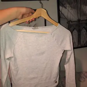 Grå ribbad tröja som tyvärr inte används så mycket, köpt för ca 1,5 år sedan💕frakt:30 kr(från barnavdelningen)