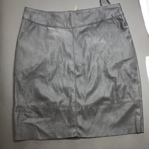 Skinn kjol - Skinn kjol köpt ifrån Nelly.com men är ifrån märket only. Aldrig använd men har tagit bort prislappar. Säljer pga för stor för mig. 