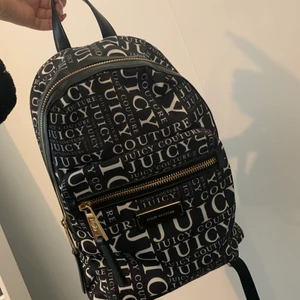Väska juicy couture  - En jättesöt ryggsäck från juicy couture som är helt oanvänd. Jag skulle säga att den e liten/mellanstor, den är inte jätteliten men absolut inte stor heller.