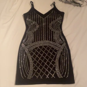 Dennis Maglic Klänning - Svart Dennis Maglic klänning med stenar, använd 1 gång. Storlek XS men funkar som en stor S. Ordinare pris 600kr, nypris: 200kr, pris kan diskuteras🤍 Går fraktas, ger pris 