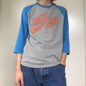 Nike Air 3 kvarts tröja - Nike Air 3/4längd på armarna. Den är i bra skick men har ett lite riv vid botten av tröjan. Passar bra till det mesta! 