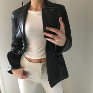 Läderjacka från hollies - Fin svart läderjacka/kappa från Hollies stockholm😍😍 storlek 36