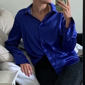 Skjortblus  - Jättefin skjortblus från Rut & Circle, storlek XS men passar även en S. Frakt tillkommer 🥰