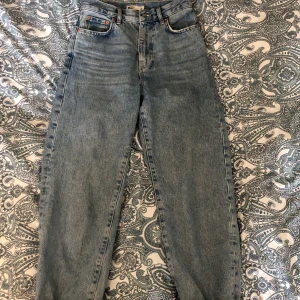 Gina tricot momjeans - Storlek 34, fantastiskt fint skick. Kan hämtas i Kungsbacka eller skickas mot att köparen betalar frakt! 😄