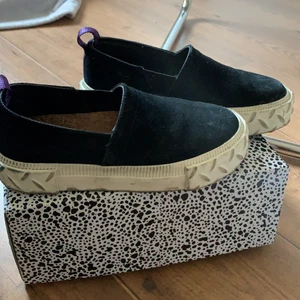 EYTYS - Säljer mina svarta eytys! De är rätt så nya då jag köpte de för några månader sen, de är i jättebra skick då jag inte använt de så mycket. Lite smutsiga på sidan men jag gör rent de innan försäljning. Man får med boxen och påsen. Köpte de för drygt 1800kr säljer för 799kr. Säljs pga av ingen användning 