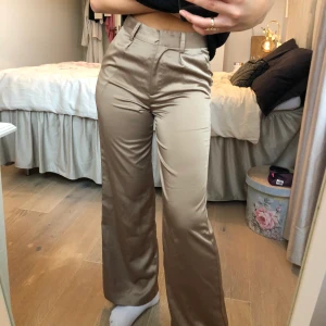 Kostym byxor - Jätte fina siden kostym byxor som tyvärr aldrig kommit till användning💞200 + frakt, Buda! Budet ligger just nu på 300kr.