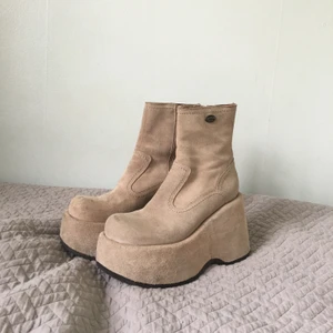 Beiga buffalos str 39 - Sula/klack på cirka 10cm ! Världens snyggaste men har aldrig använt dem. BUDA I KOMMENTARERNA