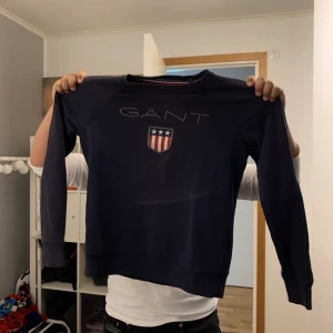 Gant hoodie - Bra skick och inga fläckar. Storlek 152. Mörkblå gant hoodie. Säljer för 300