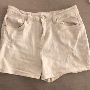 Vita high waisted shorts från Esmara🤍✨ använda några gånger men ändå okej skick. Bra i storleken, frakt 30kr säljer dom för att dom är för små.