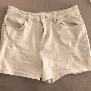 Vita shorts - Vita high waisted shorts från Esmara🤍✨ använda några gånger men ändå okej skick. Bra i storleken, frakt 30kr säljer dom för att dom är för små.