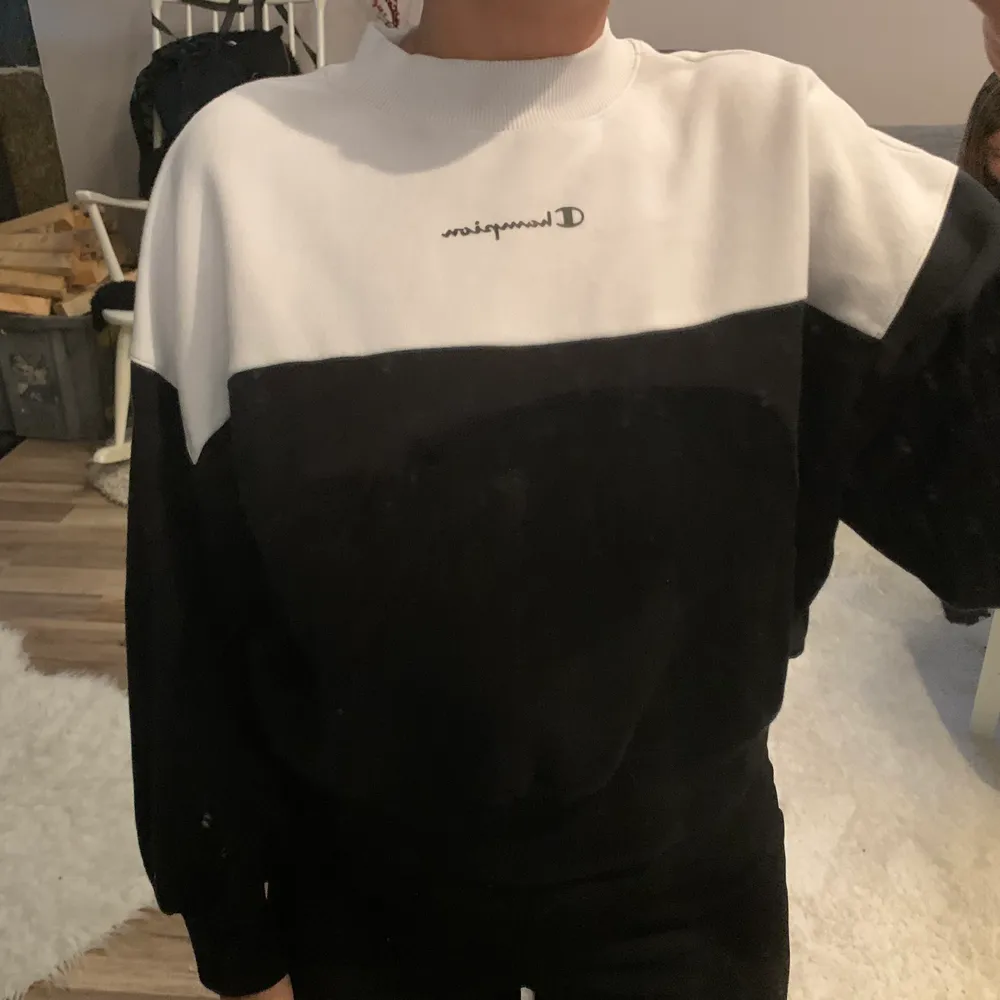 En fin sweatshirt ifrån champion i stlr S tröjan är i nytt skick och andvän några fåtala gånger, På denna tröja får NI BUDA! och startpriset ligger på 200kr köparen står för frakten ❤️. Tröjor & Koftor.