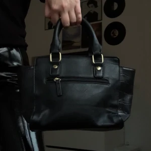 Väska - Väldiiigt snygg kort mini väska som aldrig använts! Köpte ny , följer med axelband , bra utrymme , kan frakta men då står köparen för frakten!:)) 