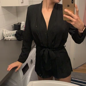 Jumpsuit - Jättefin svart  jumpsuit🍄 svårt att få den rättvist fin på bild, är ni intresserade så dm så kan jag försöka få en bättre bild🌷