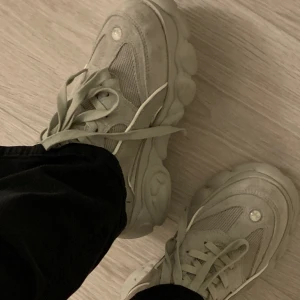 Buffalos - Säljer dessa sjukt fina Buffalos som inte är använda! Sjukt coola och passar till allt. Frakten tillkommer🤩