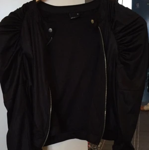  - En snygg jacka som man kan ha under en vanlig jacka också om man vill. 
Använd en gång. Skickas gärna mot postförskott. Har flera saker ute.