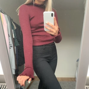 Vinröd tröja - Vinröd ribbad tröja i storlek xs från Gina. Använd få gånger och är i bra skick :)