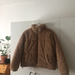 Vinterjacka från New Look - Jättefin vinterjacka från märker NEW LOOK i storlek 34, men passar 36 då den är lite större i storleken! ALDRIG ANVÄND! frakten ingår i priset! 😍 Skynda fynda!  