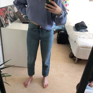 Blå mom jeans i strl 34! köpare står för frakt eller möts upp i norra stockholm!