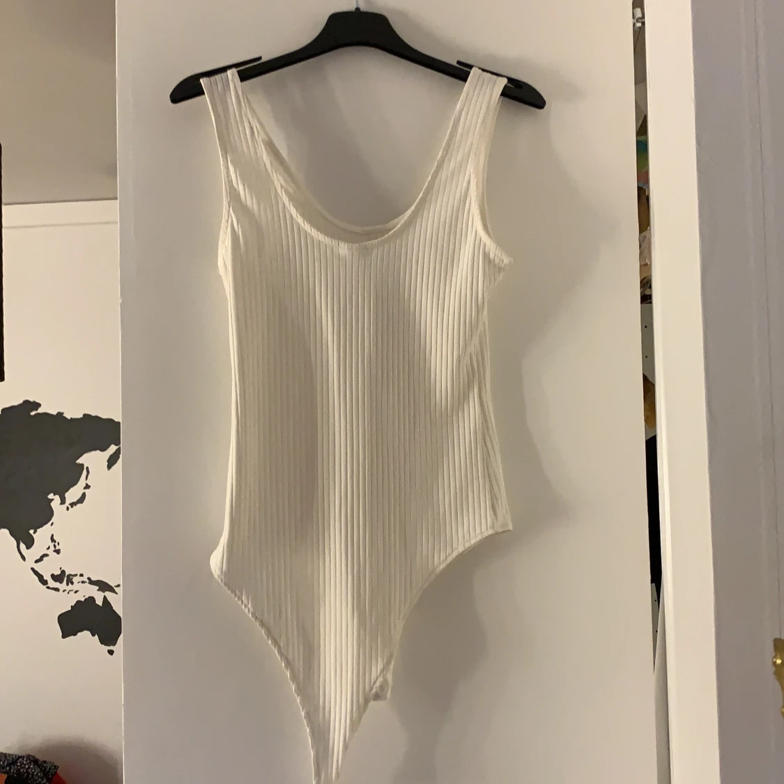 Fin vit body med bruka knappar - 90