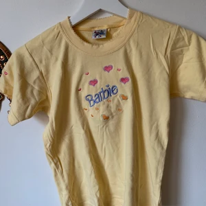 Barbie top - Säljer denna söta unika barbie top!!. Kan göras om till crop top om man viker in.:) Har varit min favorit tröja genom åren så säljer endast till bra budgivning (slutar senast söndag).. Köparen står för frakten💗 start bud: 100kr. Buda privat eller i kommentarena. 💗