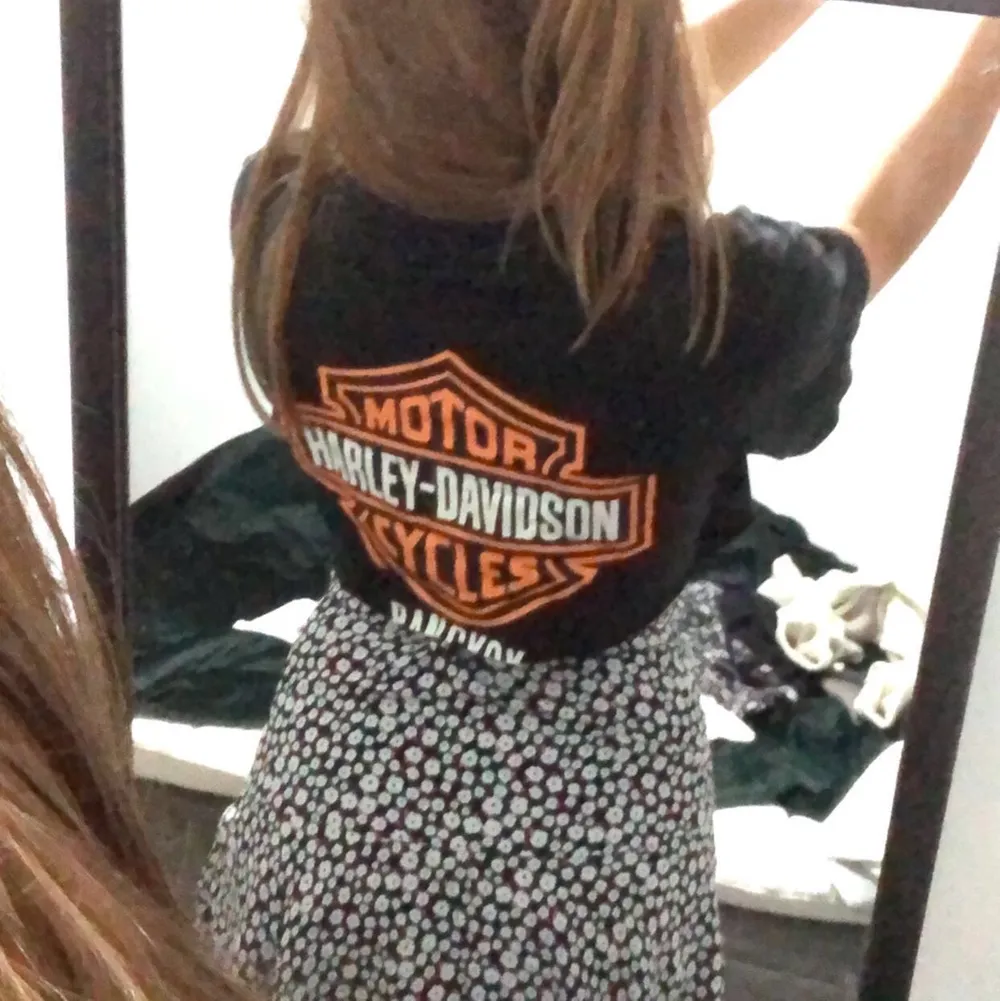 Croppad Harley Davidson t-shirt med märke på bröstet, ryggen och armen!!frakten ingår i priset. T-shirts.