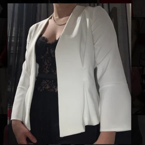 Kavaj  - Vit kavaj, jättesvår att fota men den är figursydd så man får jättefin figur i den ✨ aldrig använd! 