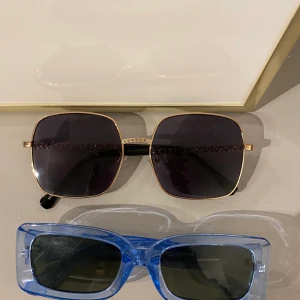 Oanvända solglasögon - 🤎Säljer två st oanvända solglasögon pga att jag har för många/liknande. Båda är köpta på Asos. 🤎 💌Fraktar måndagar & torsdagar.