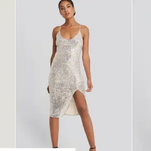 Söker denna silvriga klänning från NAKD . Hör av dig om du säljer den!