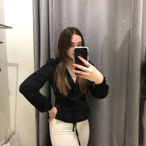 omlott tröja💘 satinliknande tyg - En superfin och oanvänd omlott tröja i satinliknande tyg✨ mjuk samt lite puffig vid axlarna vilket gör det lilla classy😌  säljer då jag inte riktigt trivs i att visa bysten :D köptes för 299kr 