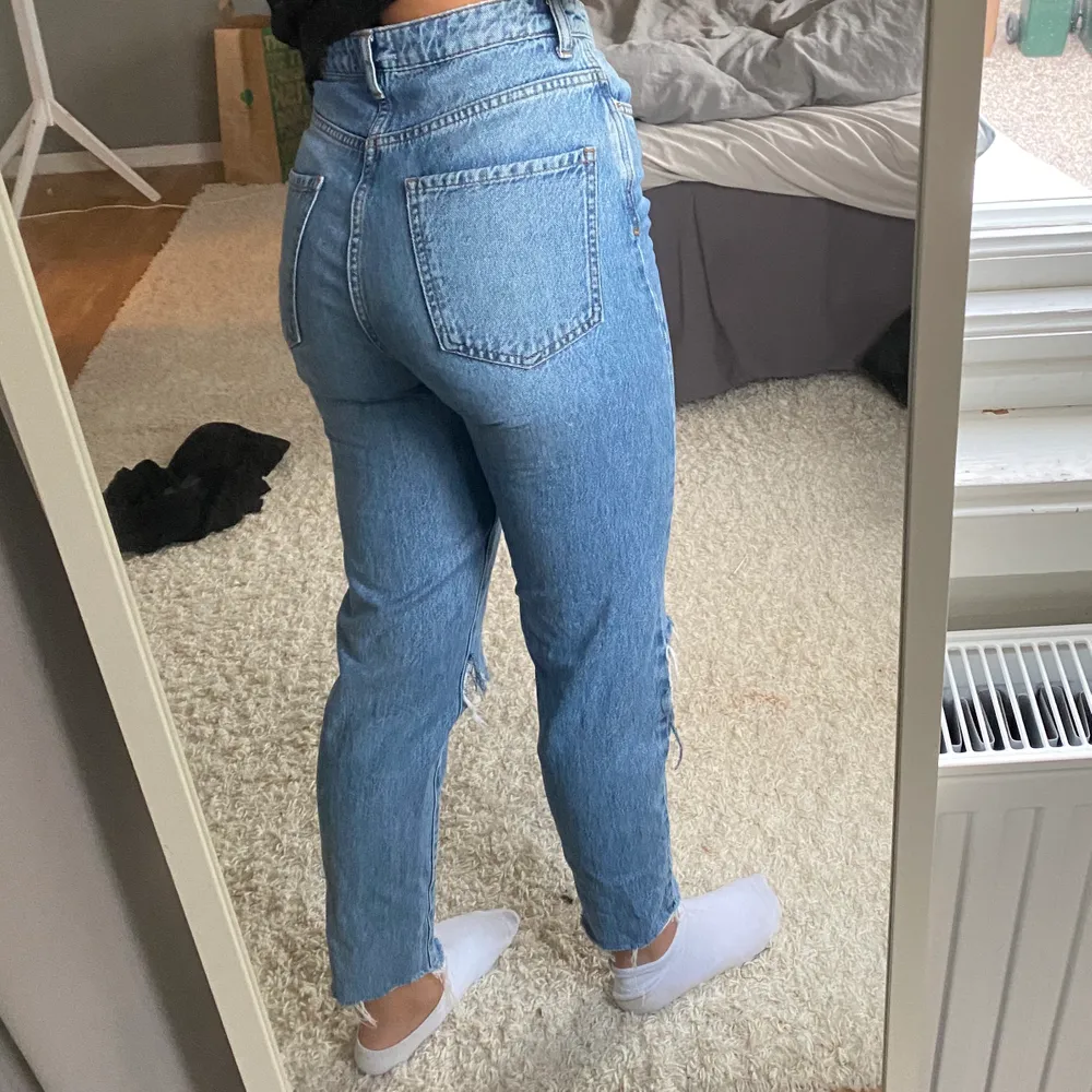 Fina jeans från Gina Tricot, storlek 34. Egenklippta hål. . Jeans & Byxor.