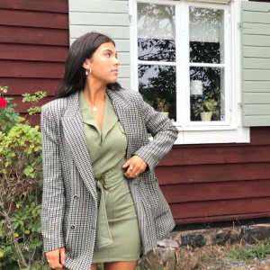 Zara basic , rutig kavaj💖🥰 storlek M - 💘🦄JÄTTE najs grön/blå kavaj från Zara basic, använder tyvärr inte längre med har använt den till massa olika outfits, jeans & hoodie, funkar med klänning också!! 🤩 