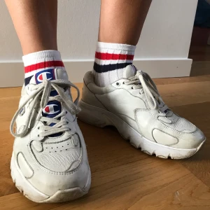 Vita Champion sneakers 38 - Använda ett år, men fortfarande i mycket gott skick. Äkta läder, kan tvättas vid efterfrågning. Letar efter ett nytt hem till dessa godingar. Skönaste skor jag ägt! Tveka inte att ställa frågor och buda. Kram 