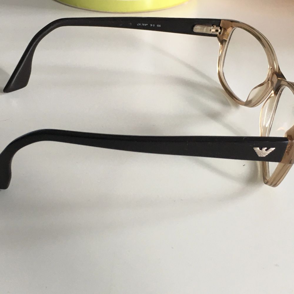 Emporio Armani made in Italy läsglasögon med styrka. Kan andra styrka hos optiker.. Accessoarer.