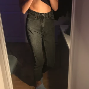 Mom jeans Monki - Mom jeans från monki fint skick använt få gågner. Storlek 25!💖