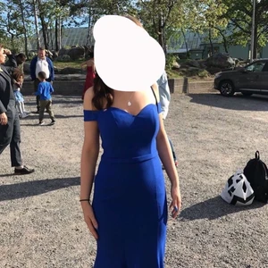 Balklänning - Jätte fin balklänning i en klar blå färg, endast använd 1 gång, bra skick endast hasp vid dragkedjan i ryggen som lossnat lite men går lätt att laga. Nypris 3990kr. Storleken är 6 som motsvarar ungefär 36/38. Hör av dig om du är intresserad!💞.      Köparen står för frakt! 