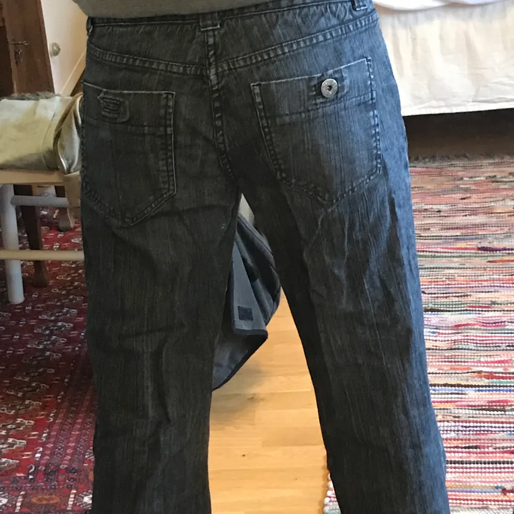 Bootcut jeans! knappen på ena bakbyxan har gått av, är annars i bra skick!. Jeans & Byxor.