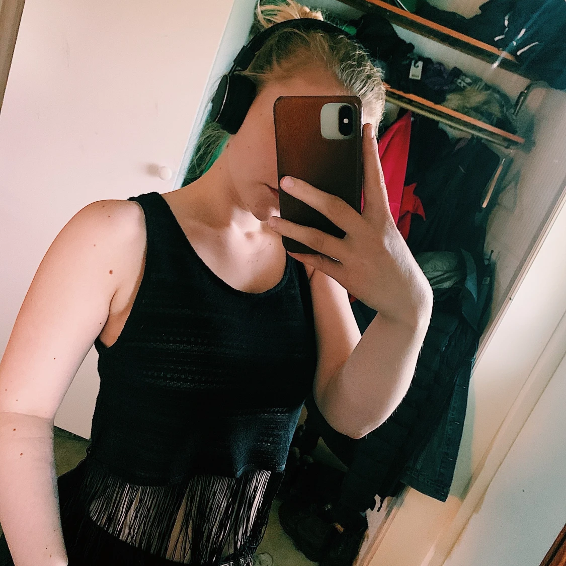 Svart linne med fransar.