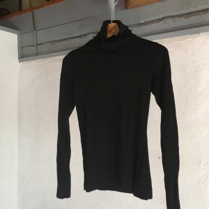 Turtleneck från Weekday - Svart turtleneck från Weekday. Använd men i fint skick!