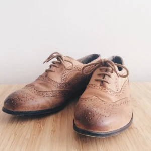  - Brouges i skinn från Din Sko. Har knappt använt dom, så i fint skick! Något små i storlek.