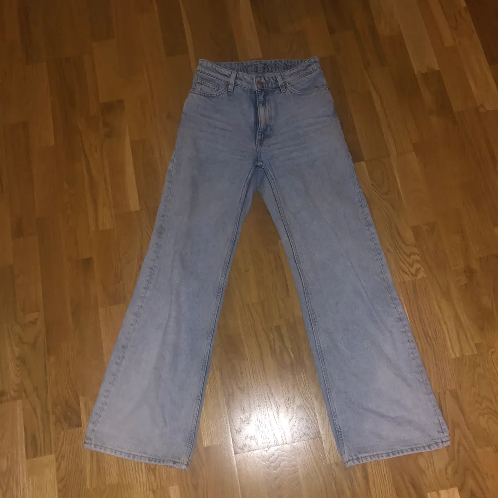 Säljer mina trendiga och snygga jeans från Monki i storlek 25. Ett par högmidjade jeans i ljus tvätt. Köpte för två månader sedan men råkade tyvärr klicka hem fel en storlek för liten. Använt 2-3 gånger och säljer därför för halva priset, 200 kr. Jag är 172cm och slutar precis under ankeln, dvs lägge sig över skon.. Jeans & Byxor.