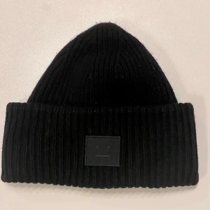 Acne mössa - Säljer min trendiga acne mössa!! Nypris 1100kr. Supervarm och skön. I bra skick men använd en del, därav det låga priset! 💕💕💕 Högsta bud: 430kr