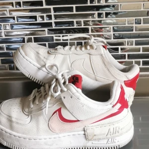 Nike Air force 1 shadow 38, 5 - säljer mina älskade använda air force 1 i röd/rosa design till ENDAST 189kr!!!  PASSA PÅ!  ( Ordinarie pris: 1095 kr)  